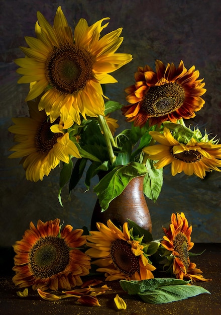 Hermosos girasoles en jarrón sobre la mesa. Bodegón artístico