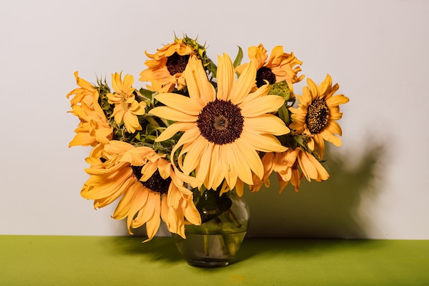 Hermosos girasoles en un jarrón de vidrio