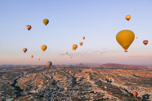 Hermosos globos de colores brillantes a la luz del amanecer en Capadocia