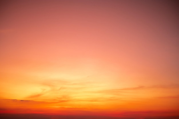 Hermosos gradientes suaves de lujo naranja dorado nubes y luz del sol en el cielo azul perfecto para el fondo tomar en everningTwilight foto de paisaje de alta definición de gran tamaño