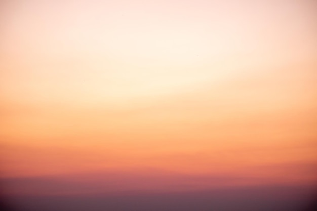 Hermosos gradientes suaves de lujo naranja dorado nubes y luz del sol en el cielo azul perfecto para el fondo tomar en everningTwilight foto de paisaje de alta definición de gran tamaño