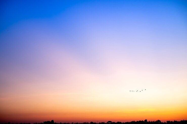 Hermosos gradientes suaves de lujo naranja oro nubes y luz del sol en el cielo azul perfecto para el fondo tomar en la noche Crepúsculo foto de paisaje de alta definición de gran tamaño