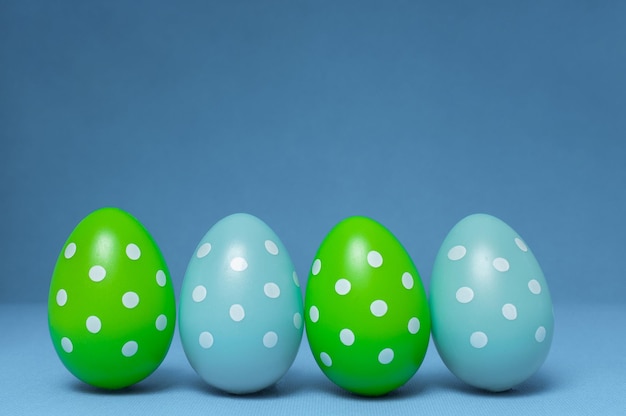 Hermosos huevos de Pascua coloridos sobre fondo azul.