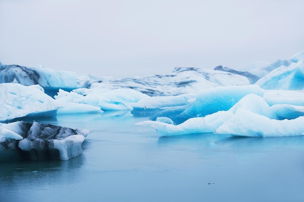 Hermosos icebergs azules en la laguna glaciar de Jokulsarlon. Glaciar Vatnajokull, sur de Islandia