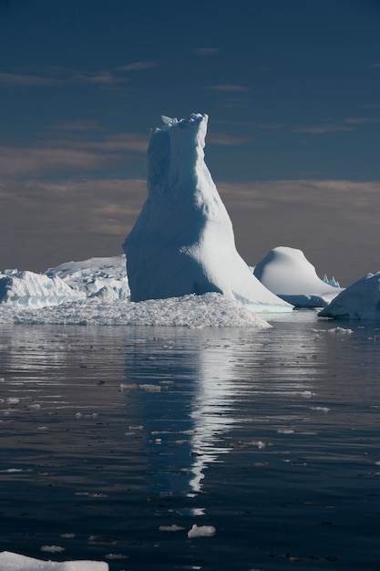 Hermosos icebergs con reflación en agua en la Antártida