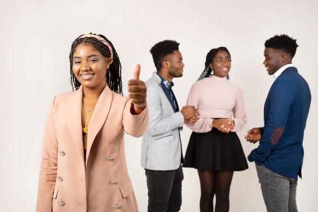 Hermosos jóvenes africanos sobre fondo blanco.