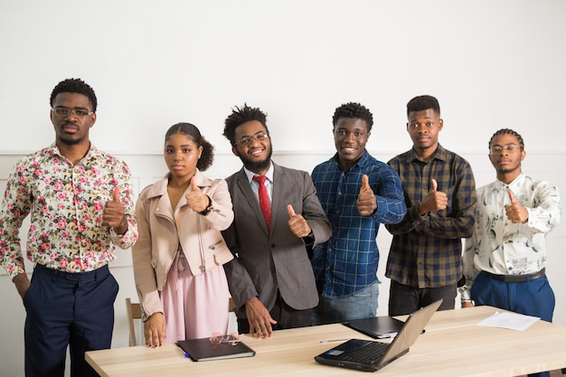 Hermosos jóvenes afroamericanos en la oficina