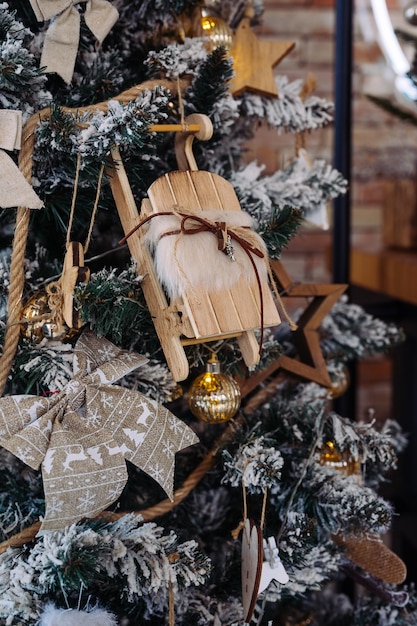 Hermosos juguetes de madera y tela hechos a mano en el árbol de Navidad