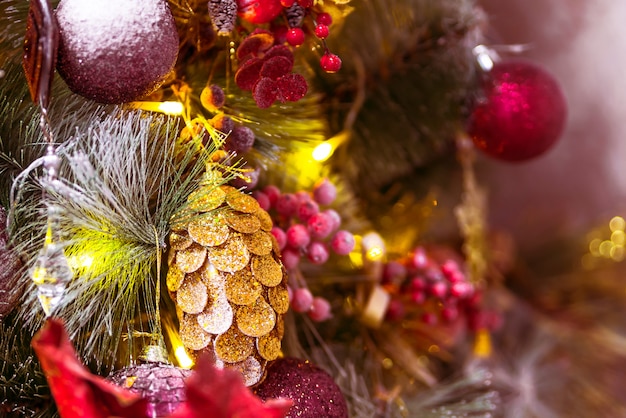 Hermosos juguetes de Navidad en el árbol de Navidad. Decoraciones festivas de Navidad. coloridas bolas de navidad