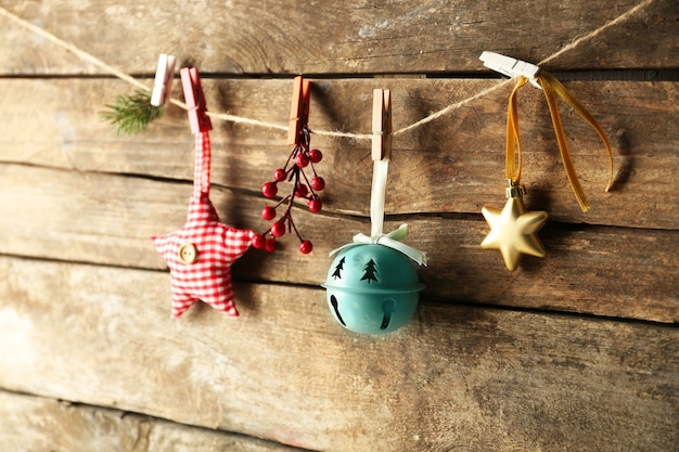 Hermosos juguetes de Navidad sobre fondo de madera vieja