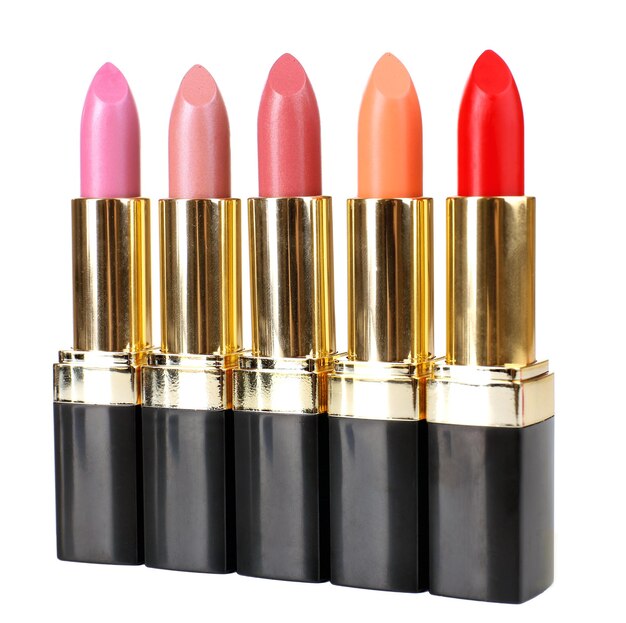Hermosos lápices de labios aislados en blanco