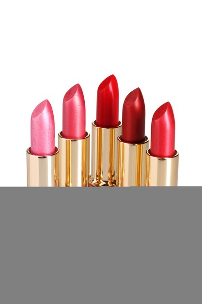 Hermosos lápices de labios aislados en blanco