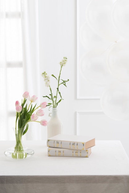 Hermosos libros y flores en la mesa