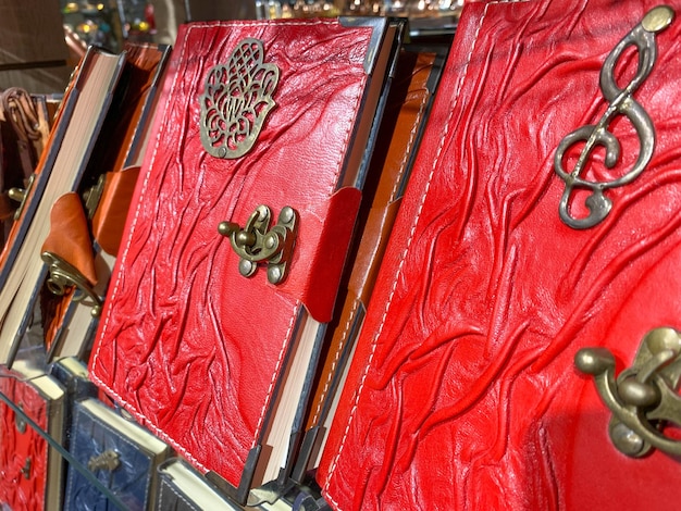 Hermosos libros rojos cuadernos diarios encuadernados en cuero hechos a mano decorativos orientales