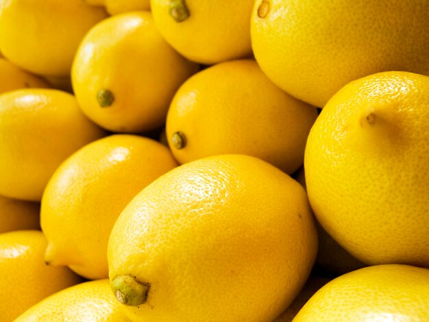 Foto los hermosos limones amarillos en un mostrador