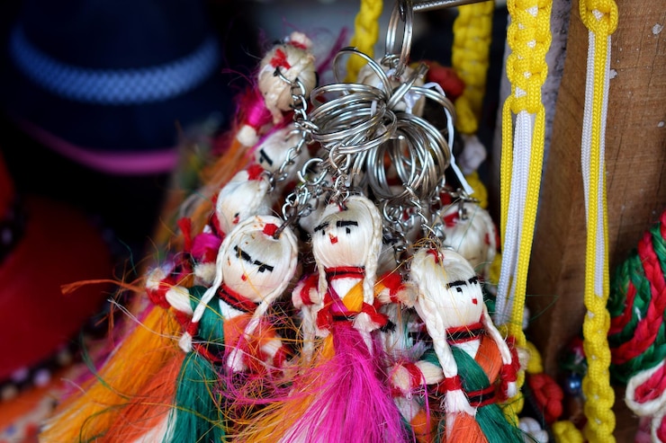 Foto hermosos llaveros hechos con yute coloridos llaveros de muñecas digha bengala occidental india