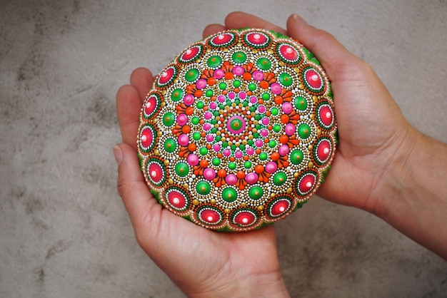 Hermosos mandalas pintados a mano