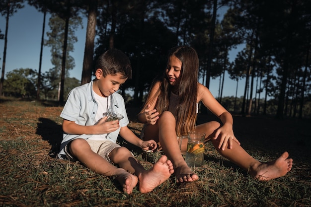 Hermosos niños disfrutan de una infusión típica argentina Terere