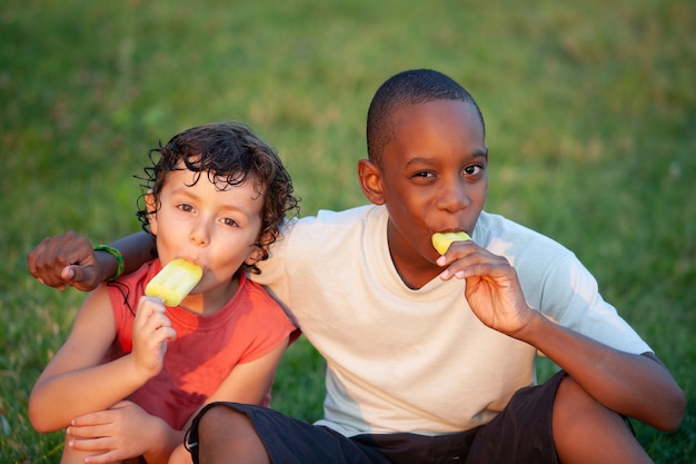 Hermosos niños disfrutando de un helado de limón