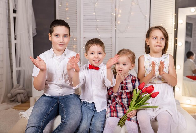 Hermosos niños juntos interior sonriendo guapo