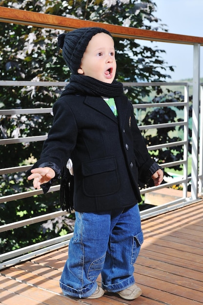 hermosos niños posando en ropa de moda al aire libre