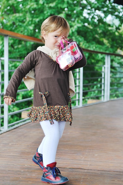 hermosos niños posando en ropa de moda al aire libre