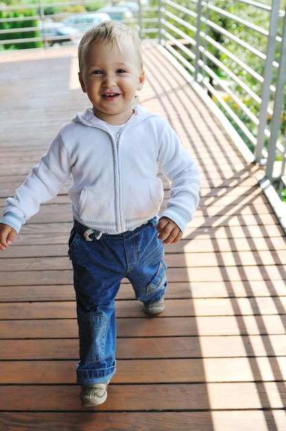 hermosos niños posando en ropa de moda al aire libre