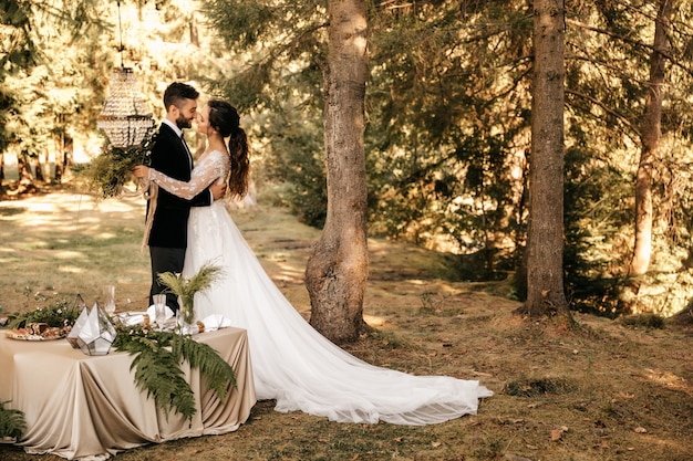 Hermosos novios en el bosque. Boda para dos. Decoración rústica.