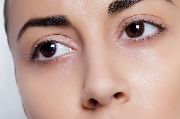 Foto hermosos ojos femeninos de cerca