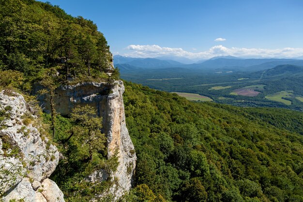 Hermosos paisajes en Adygea, verdes altas montañas, el río Belaya, miradores e innumerables bosques verdes en los valles y en las laderas de las montañas.