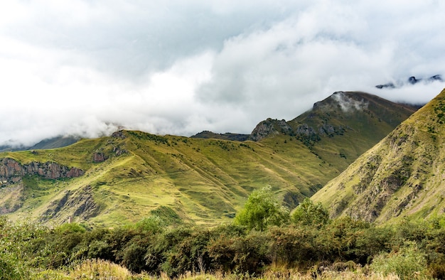 Hermosos paisajes con altas montañas de Georgia