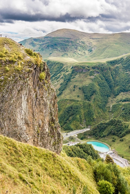 Hermosos paisajes con altas montañas de Georgia