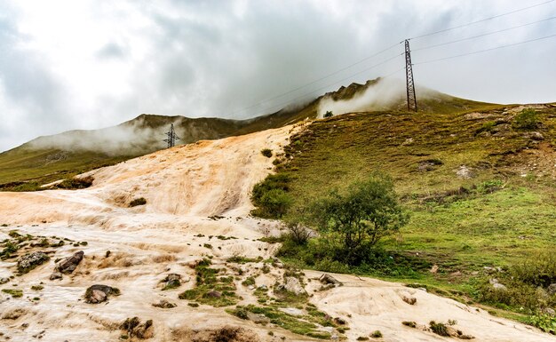 Hermosos paisajes con altas montañas de Georgia.