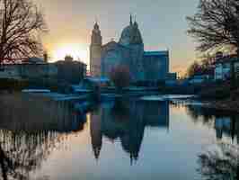 Foto hermosos paisajes de amanecer con la catedral de galway reflejada en el agua en la ciudad de galway, irlanda