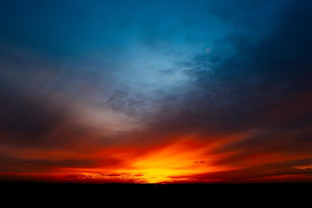 Hermosos paisajes de colorido atardecer o amanecer oscuro