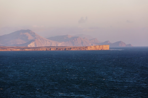 Hermosos paisajes costeros en la Reserva Nacional de Paracas, Región Ica, Costa Pacífica del Perú.