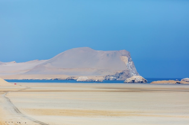 Hermosos paisajes costeros en la Reserva Nacional de Paracas, Región Ica, Costa Pacífica del Perú.