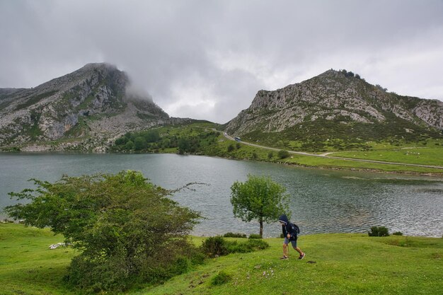 hermosos paisajes de los lagos de covadonga en asturias picos de europa