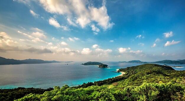 Foto hermosos paisajes marinos con cielo azul y nubes phuket tailandia