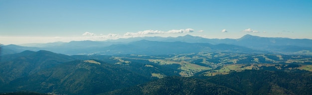 Hermosos paisajes de montaña con los Cárpatos ucranianos