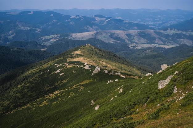 Foto hermosos paisajes de las montañas de los cárpatos en ucrania