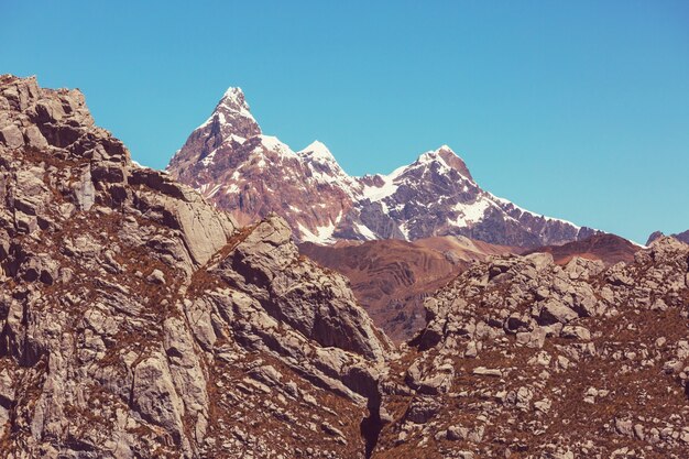 Foto hermosos paisajes de montañas en la cordillera blanca, perú, américa del sur