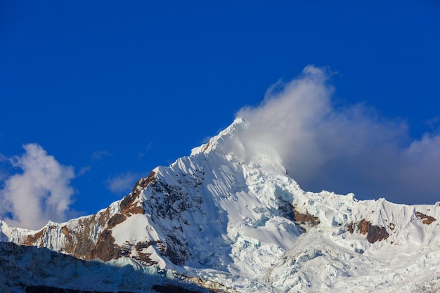 Hermosos paisajes de montañas en la Cordillera Blanca, Perú, América del Sur