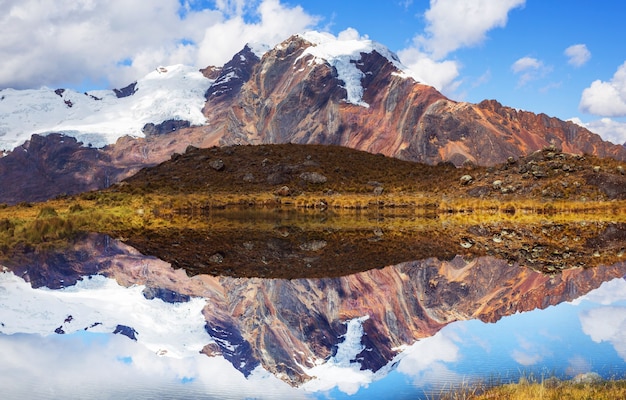 Foto hermosos paisajes de montañas en la cordillera blanca, perú, américa del sur