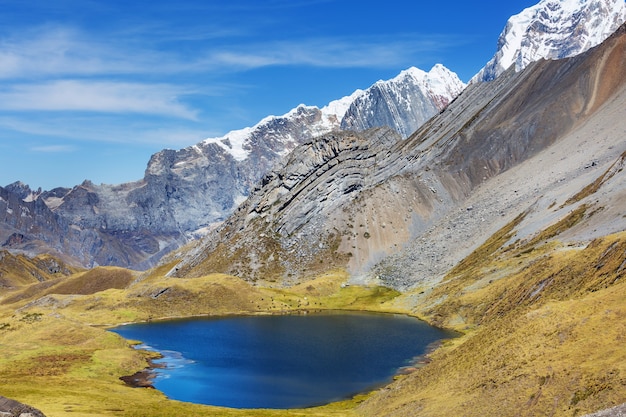 Hermosos paisajes de montañas en la Cordillera Huayhuash, Perú, América del Sur