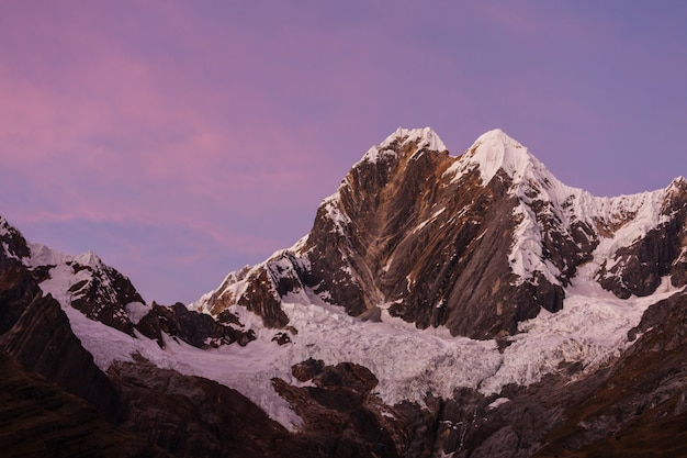 Hermosos paisajes de montañas en la Cordillera Huayhuash, Perú, América del Sur