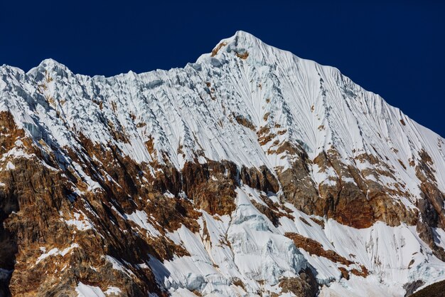 Hermosos paisajes de montañas en la Cordillera Huayhuash, Perú, América del Sur