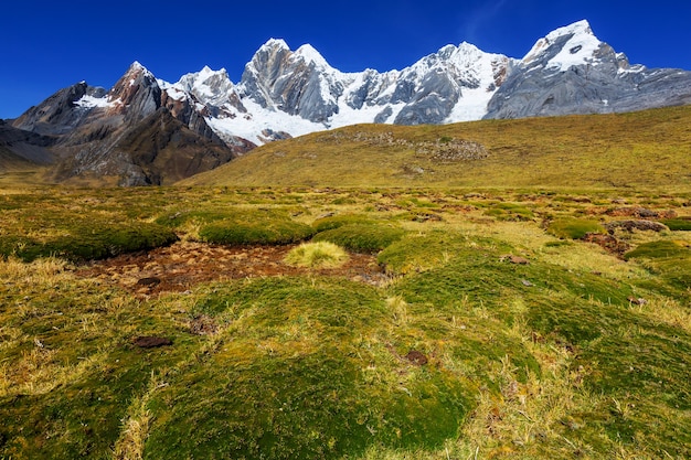 Hermosos paisajes de montañas en la Cordillera Huayhuash, Perú, América del Sur