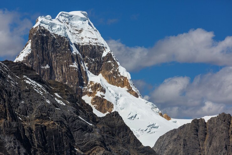 Foto hermosos paisajes de montañas en la cordillera huayhuash, perú, américa del sur