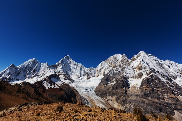 Hermosos paisajes de montañas en la Cordillera Huayhuash, Perú, América del Sur